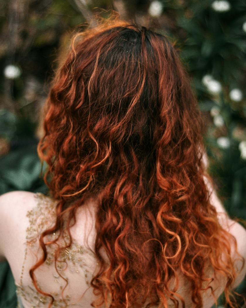 Lange rote Locken von hinten