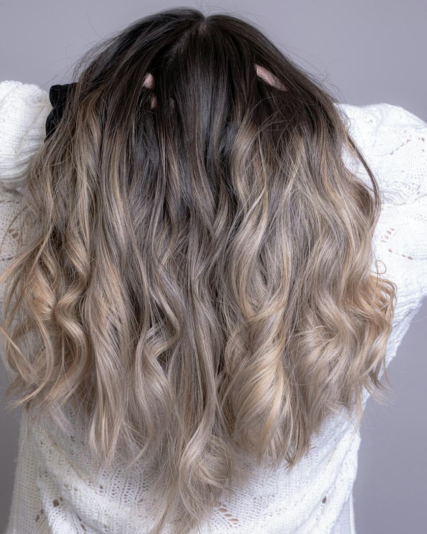 Schulterlanges Haar mit blondem Balayage, von hinten