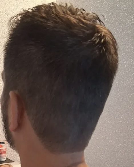 Kurzer Herrenschnitt von hinten
