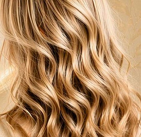 Lange, blonde Wellen von hinten